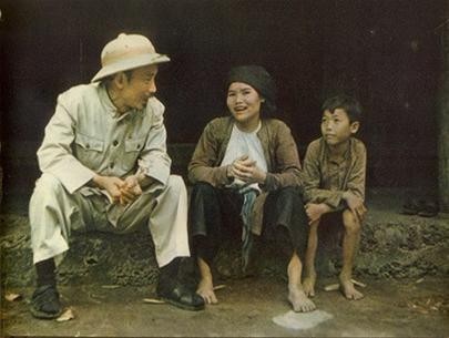 Bác trò chuyện với dân làng Lâm Xuyên, tỉnh Bắc Giang năm 1955